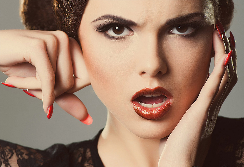 zdjęcia biżuterii z modelką