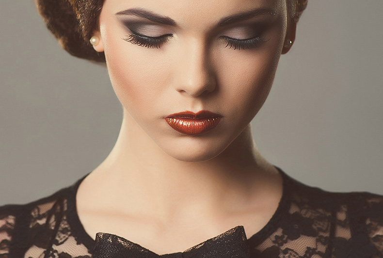 zdjęcia biżuterii z modelką