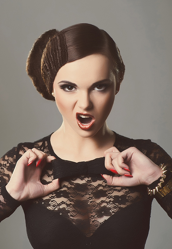 zdjęcia biżuterii z modelką