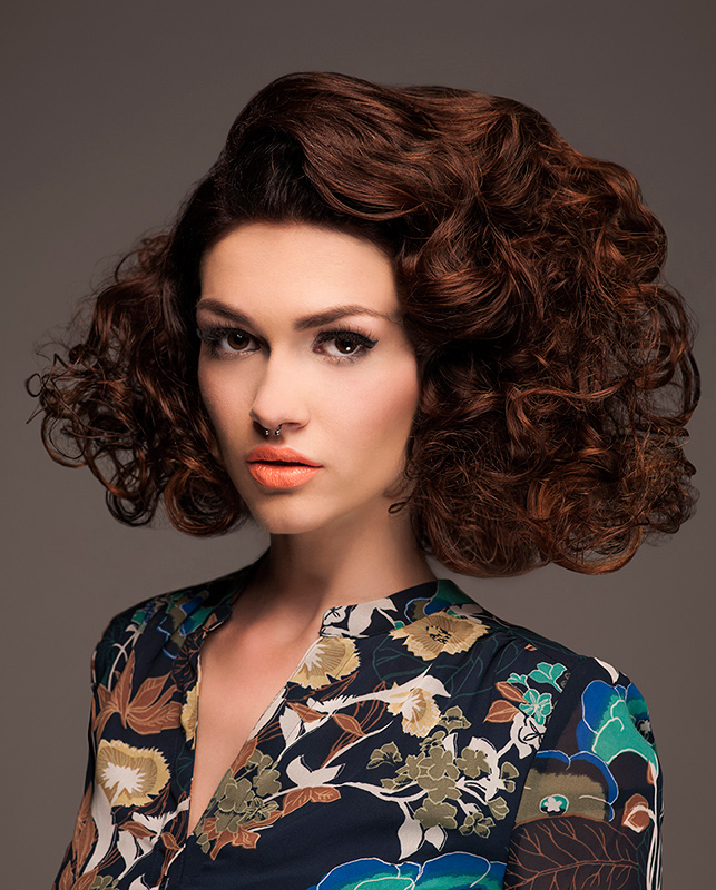 fotografia biżuterii z modelką