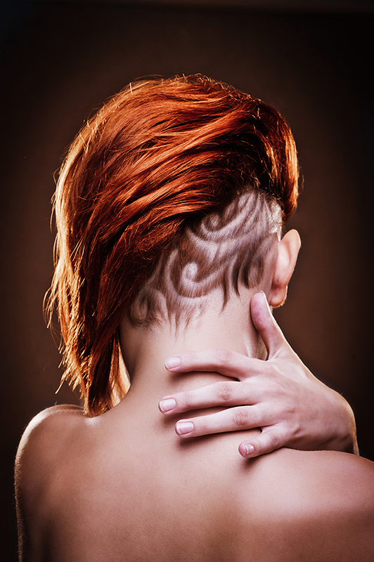 fotografia biżuterii z modelką