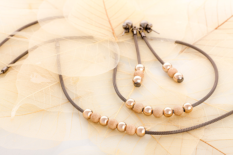 zdjęcia reklamowe naszyjnik i kolczyki