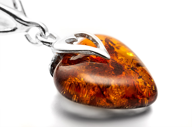 zdjęcie reklamowe biżuteria bursztynowe serce