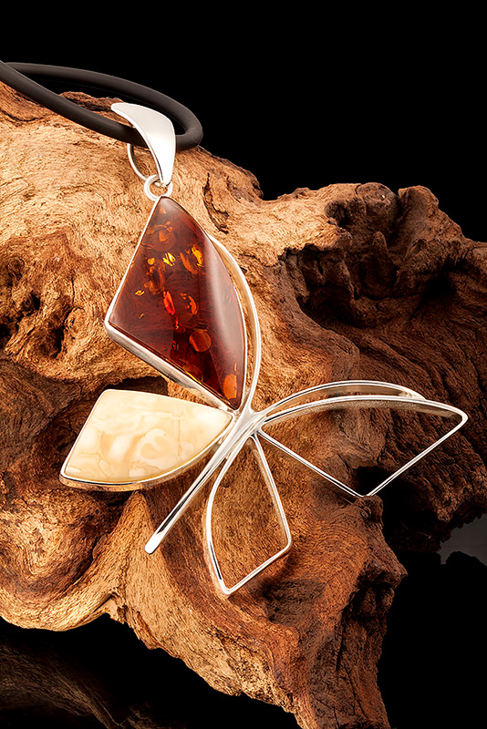 fotografia biżuterii bursztynowy motyl