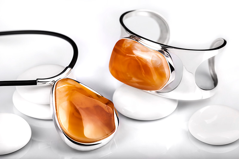 zdjęcia reklamowe biżuterii srebro i bursztyn