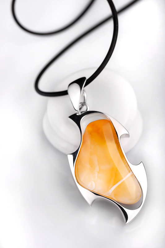 zdjęcia reklamowe biżuterii zawieszka bursztyn