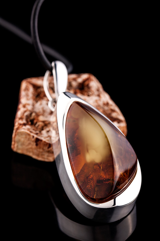 zdjęcie reklamowe naszyjnik z bursztynem