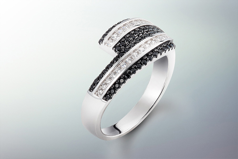 zdjęcie biżuterii pierścionek z kryształami