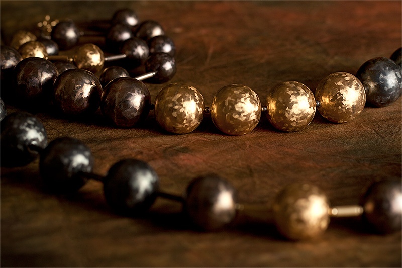 zdjęcia reklamowe biżuterii korale