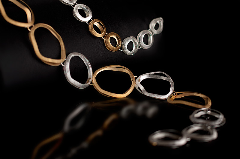 fotografia reklamowa biżuterii naszyjnik i bransoletka